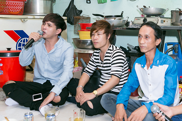 Rồi còn giản dị dùng bữa và hát song ca với fan.