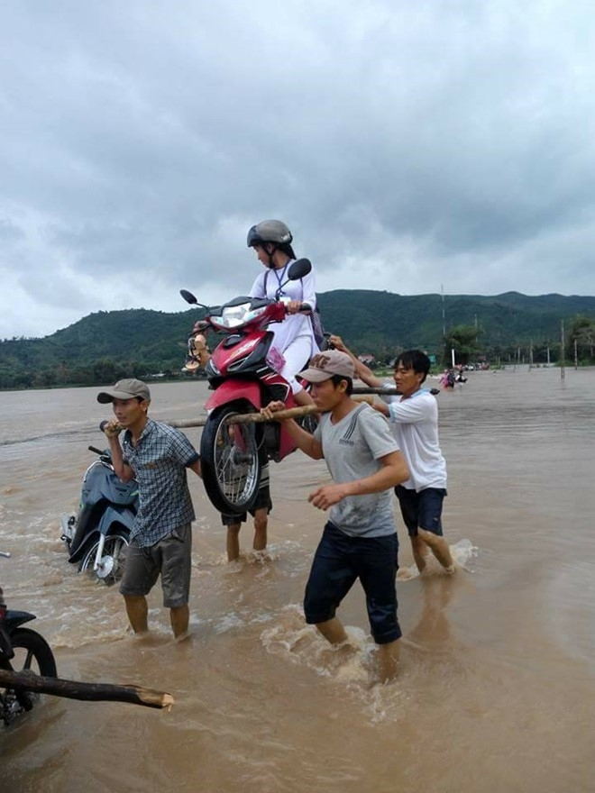 Tấm ảnh 4 'soái ca" điệu nữ sinh trên xe máy vượt lũ đang được lan truyền trên mạng xã hội.