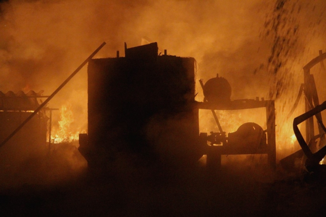 Khu vực này có nhiều vật liệu dễ cháy nên sau ít phút, lửa đã bao trùm 2 căn nhà xưởng nằm sát nhau, cách khu dân cư khoảng 50 m.