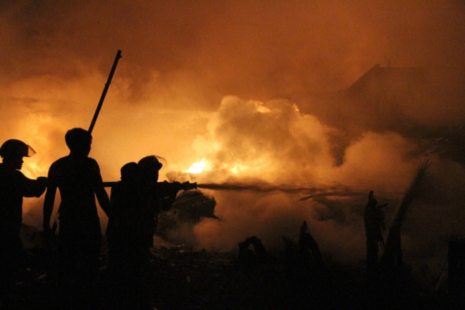 Lực lượng Cảnh sát PCCC Hà Nội, Đại học PCCC và Ban chỉ huy quân sự quận đã huy đồng gần trăm cán bộ, chiến sĩ tham gia dập lửa, di dời tài sản và chống cháy lan.