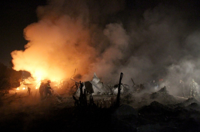 Khoảng 22h, hỏa hoạn cơ bản được dập tắt. Lực lượng chức năng phun nước dập một vài điểm cháy còn lại và làm mát hiện trường.