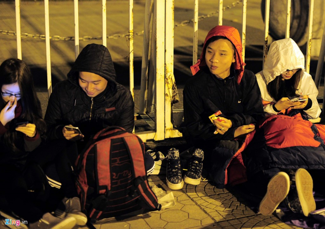 Một số bạn trẻ đi xếp hàng mua vé có đôi có lứa.