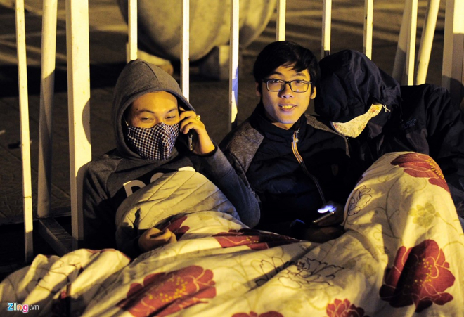 Những người cẩn thận hơn mang theo cả chăn để có thể ngủ một giấc "dã chiến".