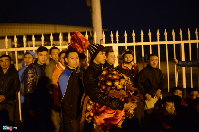 Những người đến muộn hết chỗ chỉ còn cách ôm chăn đứng suy tính phương án.