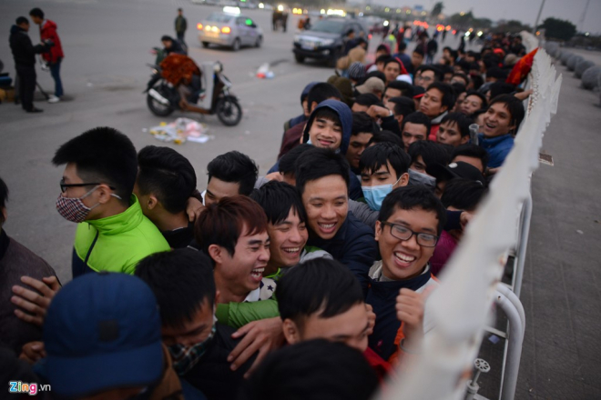 Trời sáng dần, nhiều bạn trẻ vội vàng thức giấc khi lượng người đổ về xếp hàng càng đông.