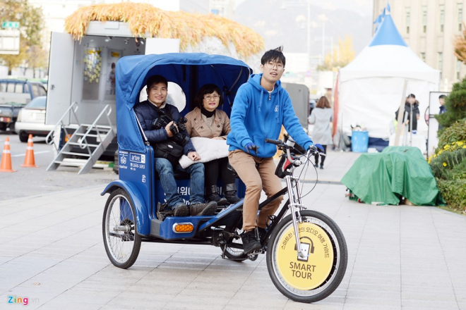 Khi đi dạo, du khách được các chàng trai đạp xe giới thiệu về lịch sử, văn hóa xứ kim chi. Tuy nhiên, số người nói giỏi tiếng Anh không nhiều. Vì lý do đó, khi bước lên xe, khách sẽ được hỏi về khả năng nói tiếng Anh để sắp xếp cho ngồi với lái xe phù hợp.