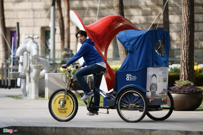 Người quản lý công ty xích lô này mới 30 tuổi (trong ảnh). Anh từng du học tại Boston (Mỹ) và được nêu danh là gương mặt trẻ dám nghĩ dám làm trong chương trình của đài KBS (Hàn Quốc) cách đây 2 năm.