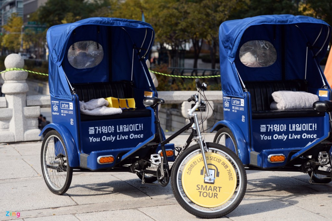 Xích lô đỗ trên đại lộ Sejong Daero trong khi chờ du khách đi dạo ngắm cảnh.