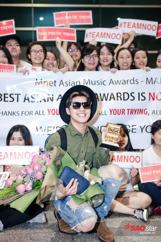 Anh hạnh phúc khoe giải thưởng MAMA 2016.