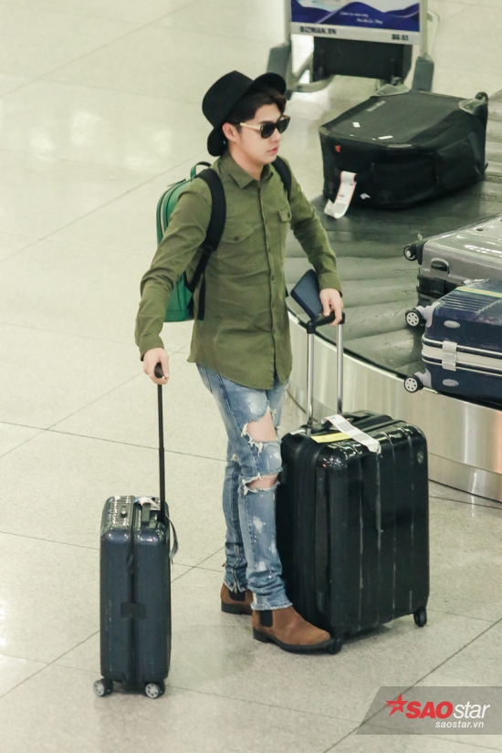 Noo Phước Thịnh nhanh chóng lấy hành lý.