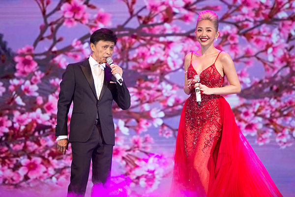 Đây là lần đầu cô được song ca với Tuấn Ngọc nên Tóc Tiên cảm thấy rất hạnh phúc.