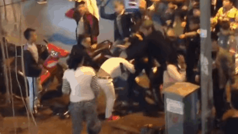 'Ghế' chiến kinh hoàng tại phố đi bộ Hà Nội khiến hàng trăm người la hét hoảng sợ Ảnh 2