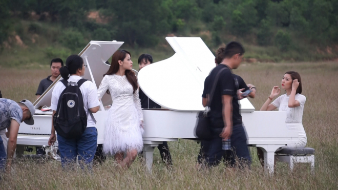 Thuý Vận đệm đàn cho Chi Pu hát.