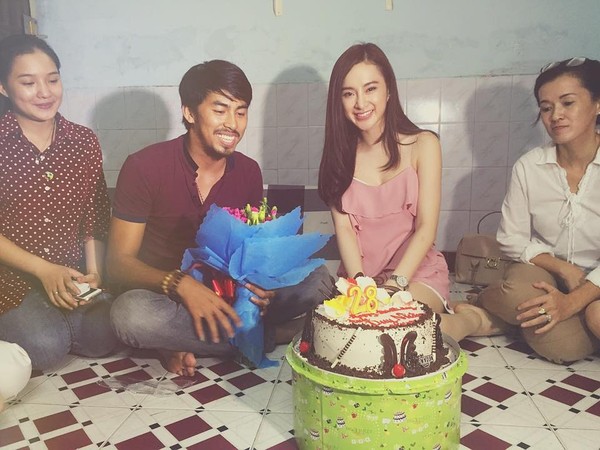 Khoảng thời gian Duy Nhân chiến đấu với căn bệnh ung thư, Angela Phương Trinh đã tới động viên trong ngày sinh nhật của anh và tặng