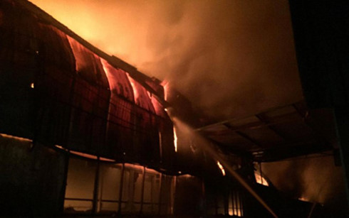 Hiện trường gồm dãy nhà xưởng của công ty sơn và công ty dệt len vải. Ảnh Zing