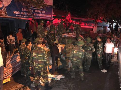 ơn vị cứu hoả phụ trách địa bàn huyện Đan Phượng và Hoài Đức đã triển khai 10 xe chuyên dụng, cùng hàng chục chiến sỹ đến hiện trường triển khai các phương án chữa cháy. Ảnh Gia Chính/Vnexpress