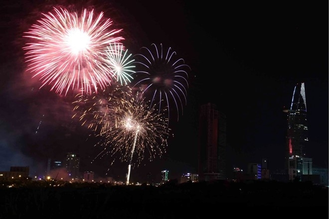 tphcm-xin-ban-phao-hoa-nghe-thuat-tet-duong-lich-29-073504