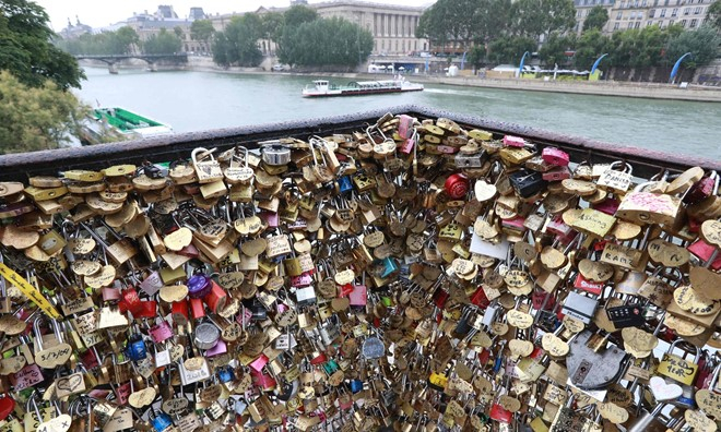 Ổ khoá tình yêu gắn trên cầu Pont Neuf ở trung tâm Paris. Ảnh: AFP.
