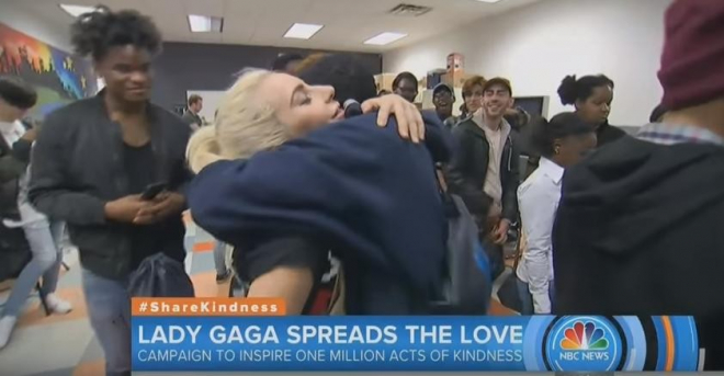 Ngày Lady Gaga đến trung tâm cũng là ngày kỷ niệm 19 năm Ali Forney, tên của trung tâm và là tên của một người vô gia cư trong cộng đồng LGBT, bị sát hại. 