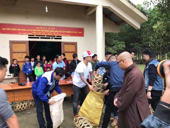 Trong ngày đầu tiên, đoàn từ thiện trao tặng 166 chú lợn rừng cho 83 hộ gia đình, cùng 15 suất học bổng trị giá 2 triệu đồng cho 15 em học sinh có hoàn cảnh đặc biệt.