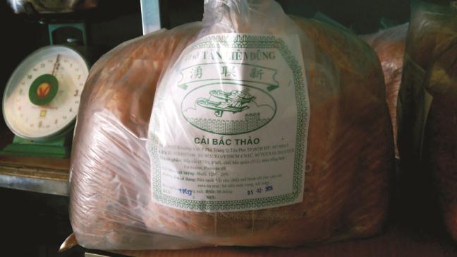 Thành phẩm cải bắc thảo được bán ở Chợ Lớn, cung cấp cho quán ăn đường phố