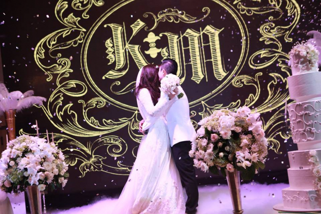 Tiệc cưới diễn ra vô cùng sang trọng, lộng lẫy.