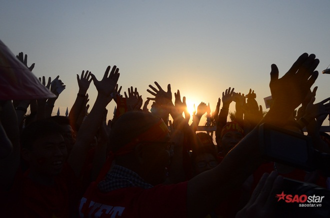 Những cánh tay dơ lên hào hứng mỗi khi có báo chí đến phỏng vấn.