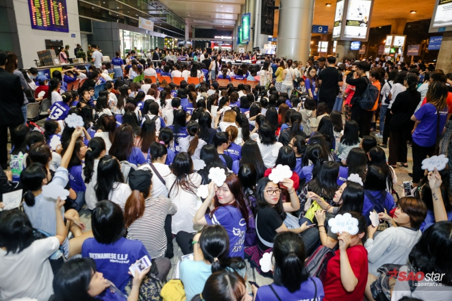 Hàng nghìn fan đứng đợi Yesung.