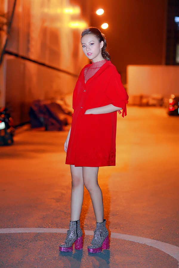 Chân dài sinh năm 1997 khoe dáng chuẩ, đôi chân dài trong bộ trang phục màu đỏ rực rỡ.