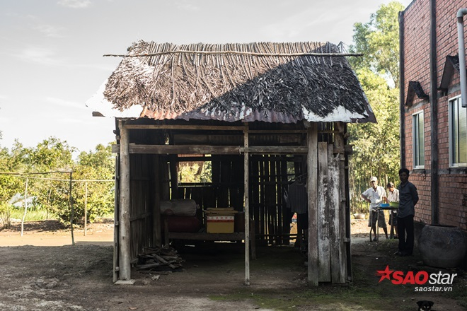 Căn nhà “lá” tạm bợ của hộ dân trước khi được trao tặng “mái ấm mơ ước”.