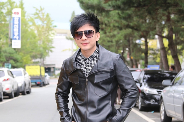 Vẻ ngoài của anh thậm chí còn khiến