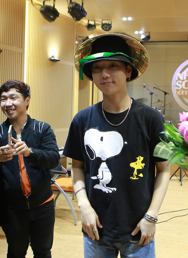 Và đầy thích thú với nón lá Việt Nam.