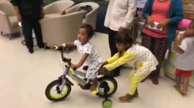 roi-nuoc-mat-truoc-nhung-hinh-anh-moi-nhat-cua-be-trai-bi-bao-hanh-da-man-tai-campuchia-35-162025-png