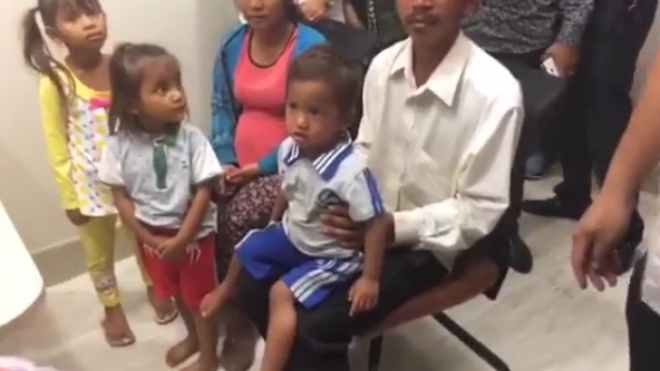 roi-nuoc-mat-truoc-nhung-hinh-anh-moi-nhat-cua-be-trai-bi-bao-hanh-da-man-tai-campuchia-35-162027-png