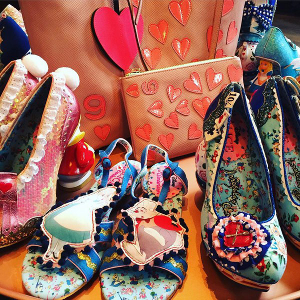 Từng mua 1 lần 7 đôi giày hiệu Iregular Choice (Anh) với những thiết kế độc đáo xoay quanh chủ đề Alice In Wonderland.