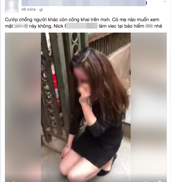 Do qua bức xúc, người vợ vẫn tiếp tục chửi: "Mi đi với bao nhiêu người, lại còn đi phá vỡ hạnh phúc gia đình người khác, mi định để con nhà người ta bơ vơ không có cha à. Đi ăn với nhau lại còn khoe lên FACEBOOK nữa à. Tao đánh vì cái tội đưa ảnh lên Facebook đó". Nhiều người chứng kiến vụ việc lao vào can ngăn, cô gái trẻ chỉ biết ngồi gục mặt ở bậc thềm khóc thút thít. Sau khi được chia sẻ trên mạng xã hội, đoạn clip trên đã thu hút sự chú ý của nhiều người. Có người bày tỏ bức xúc và lên án hành vi phá vỡ hạnh phúc gia đình của cô gái trẻ, tuy nhiên có người cũng cho rằng hành động hành hung người khác của người vợ như vậy là không nên. "Thông cảm cho người vợ có chồng đi cặp bồ, tuy nhiên việc hành hung người khác như vậy là vi phạm pháp luật, do vậy nên bình tĩnh nói chuyện để giải quyết. Chỉ khổ người vợ bao năm vì chồng vì con cuối cùng ông chồng lại đi bồ bịch bên ngoài", tài khoản M.N. chia sẻ. Dòng chia sẻ trên mạng xã hội