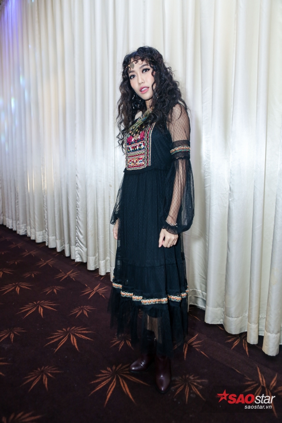 Diệu Nhi lại gây ấn tượng với bộ trang phục hơi hướng phong cách Bohemian.