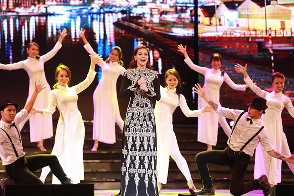 Hồ Ngọc Hà thể hiện liên khúc Đêm đô thị