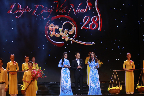 Phan Anh, Ái Phương đảm nhận vai trò MC chương trình.