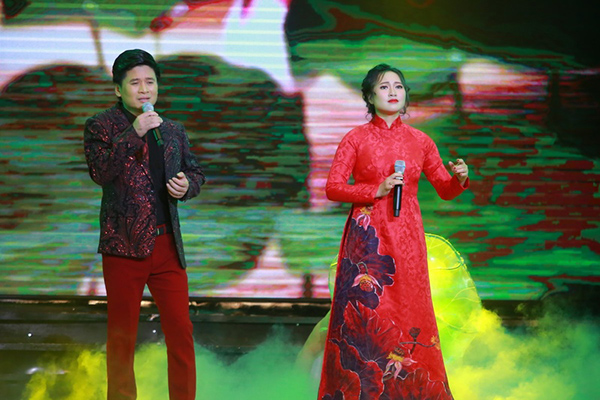 Tấn Minh - Khánh Linh lần lượt mang đến các ca khúc về mùa xuân.