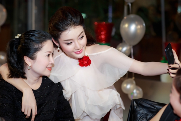 Thời gian này, Huyền My tất bật với nhiều sự kiện khác nhau giữa Hà Nội và Sài Gòn. Cô luôn được bố mẹ đồng hành, theo sát trong công việc.