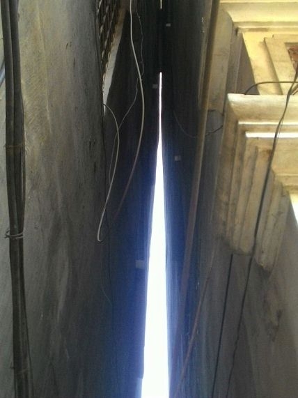 xuat-hien-nha-nghieng-nhu-thap-pisa-goi-dau-len-nhau-o-ha-noi-29-082822