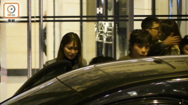 Lee Byung Hun cùng vợ và các ngôi sao khác đến một quán bar tại Hong Kong. 