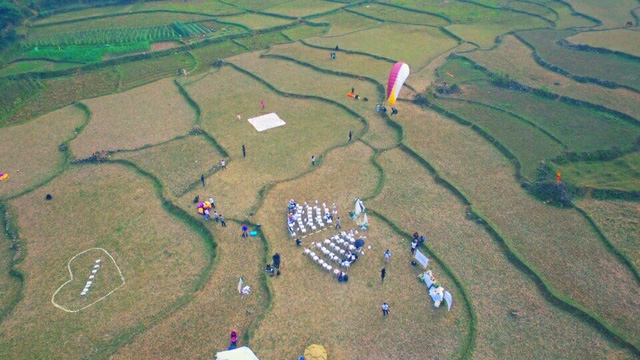 co-dau-chu-re-dap-du-luon-toi-dam-cuoi-tren-canh-dong-ha-noi-10-112239