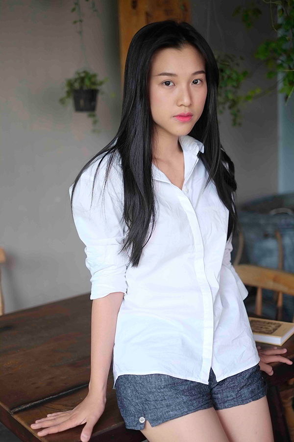 Tháng 12 này, Hoàng Oanh sẽ trở lại màn ảnh rộng qua vai diễn trong phim Ba vợ cưới vợ ba. Trong phim cô đóng vai người yêu của diễn viên Quang Minh, cháu ngoại của nghệ sĩ Hoài Linh.