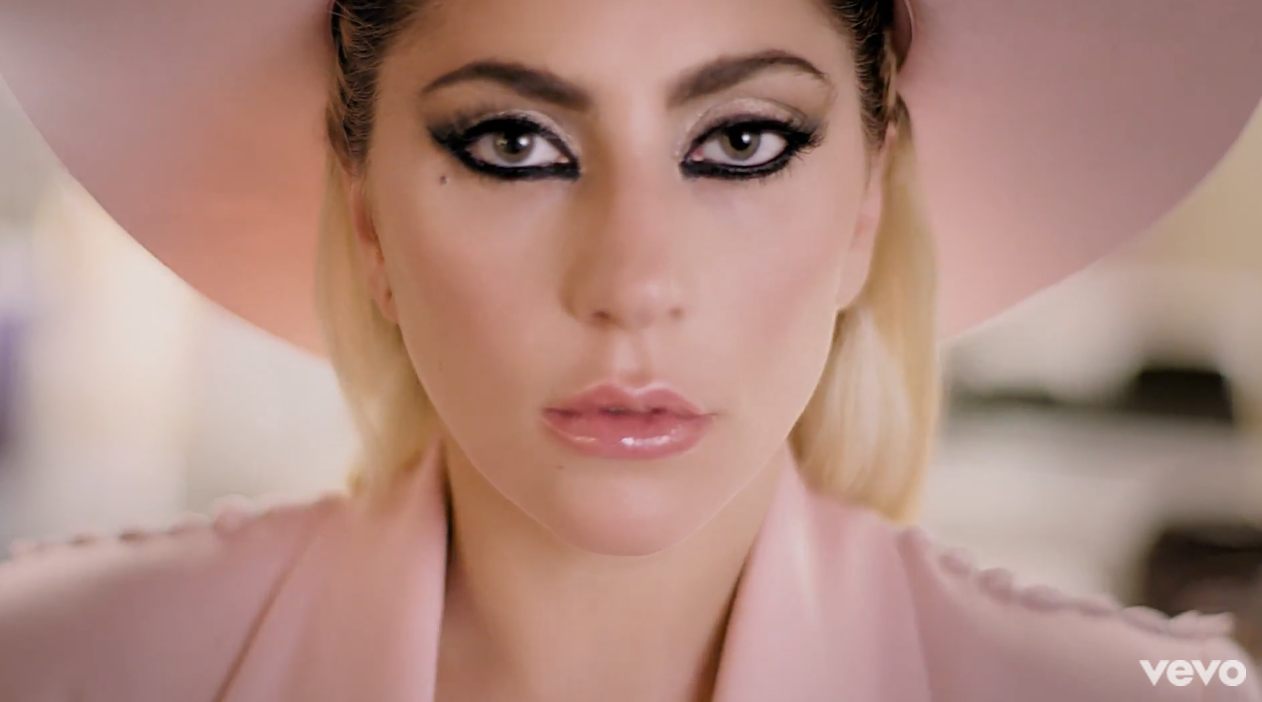 Gaga với vẻ mặt mệt mỏi.