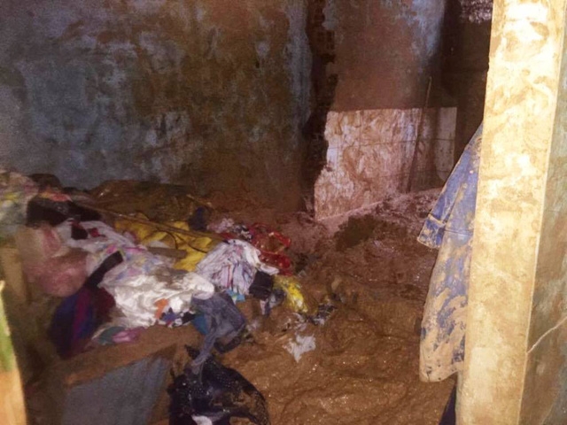 Mưa lũ gây sạt lở trên núi Bà Hỏa (TP Quy Nhơn, Bình Định) gây sập nhà và làm chết một bé trai 11 tuổi (ảnh Doãn Công)