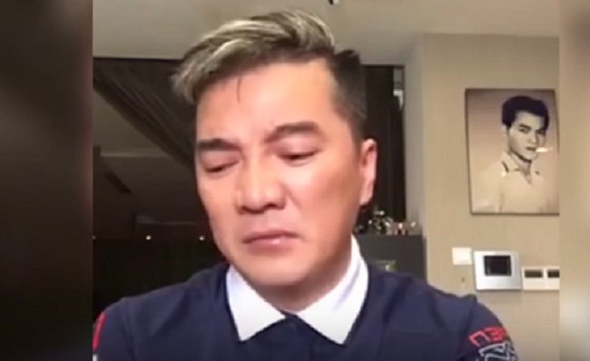 Đàm Vĩnh Hưng phải buộc lòng livestream chia sẻ về sự thật đau đớn mà anh chịu đựng suốt 30 năm qua.