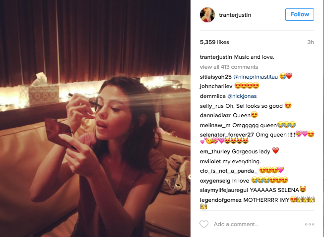 Tấm ảnh của Selena trong phòng thu để đánh dấu sự trở lại của mình sau một thời gian dài nghỉ ngơi. 