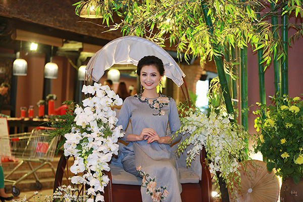 Diệu Hương xuất hiện xinh đẹp trong tà áo dài cách tân.